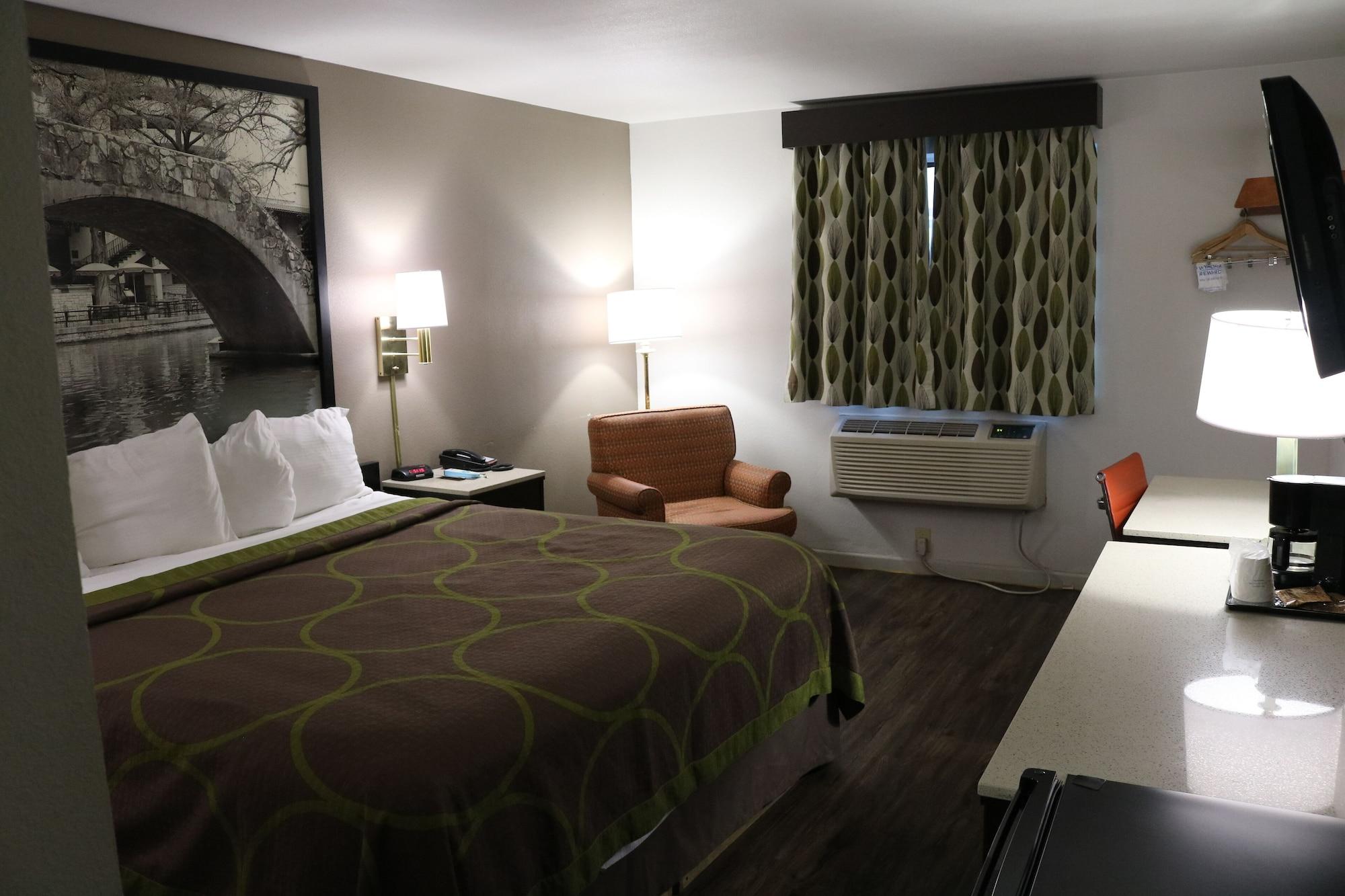 Super 8 By Wyndham San Antonio/I-35 North Hotel Exterior photo