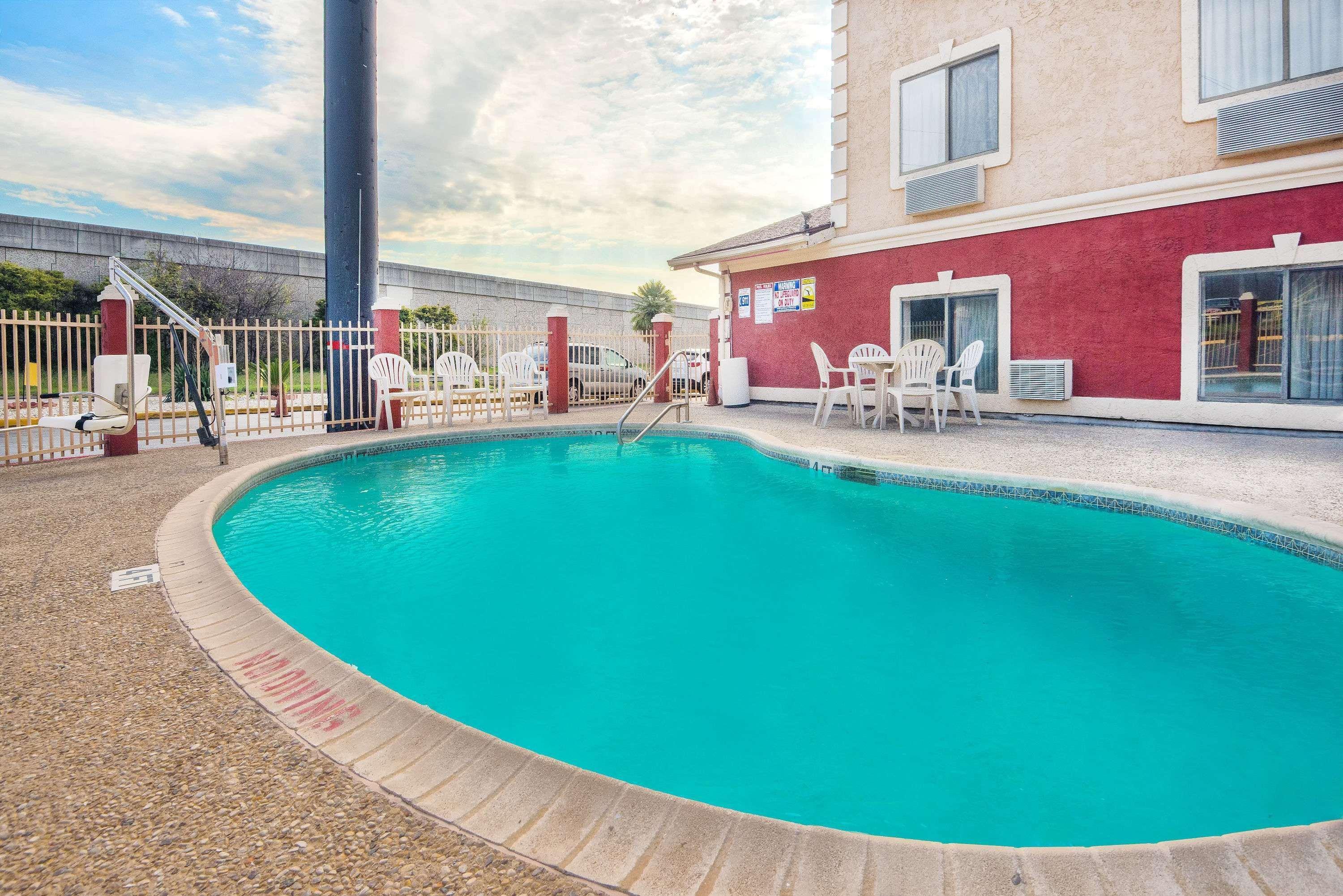 Super 8 By Wyndham San Antonio/I-35 North Hotel Exterior photo