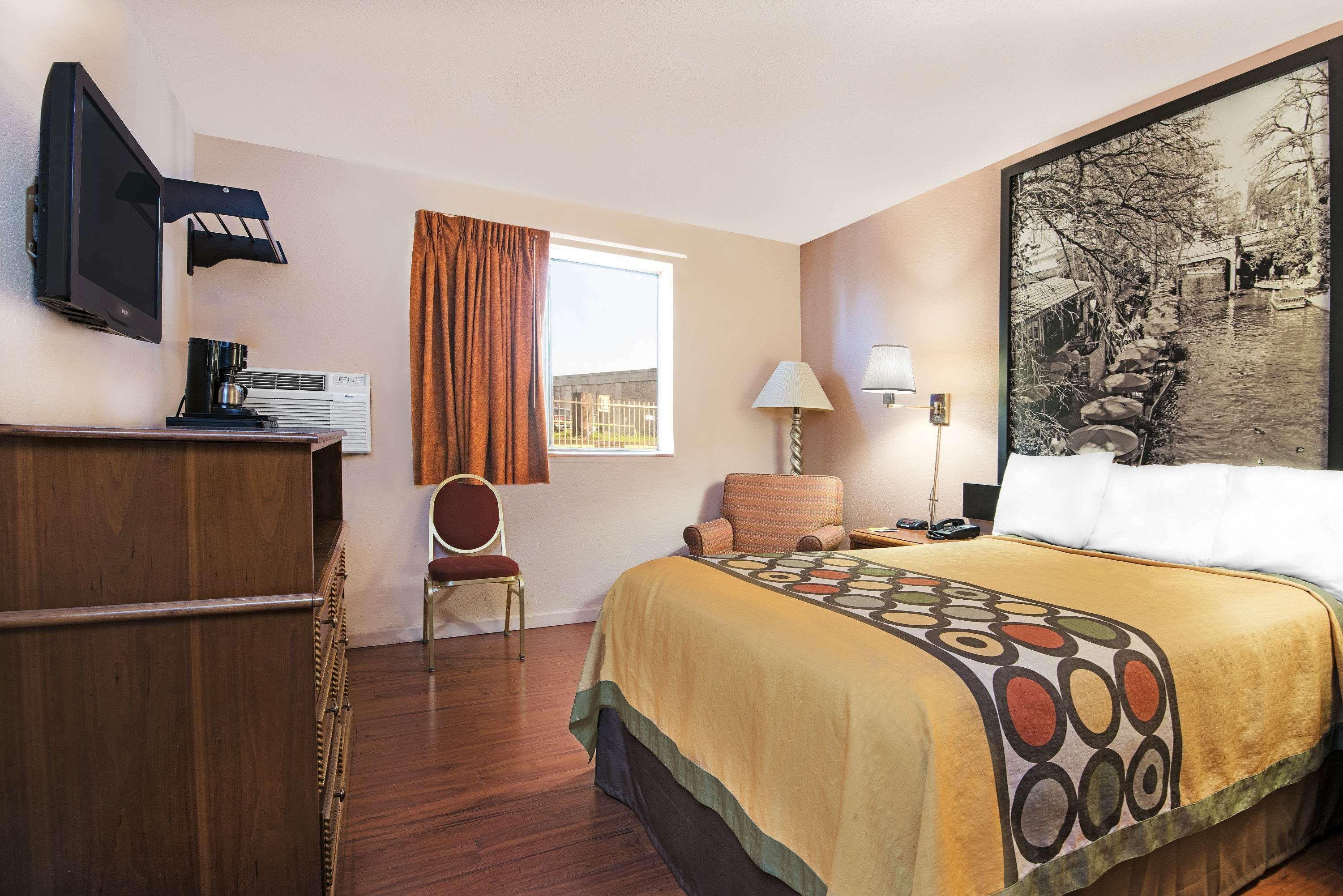 Super 8 By Wyndham San Antonio/I-35 North Hotel Exterior photo