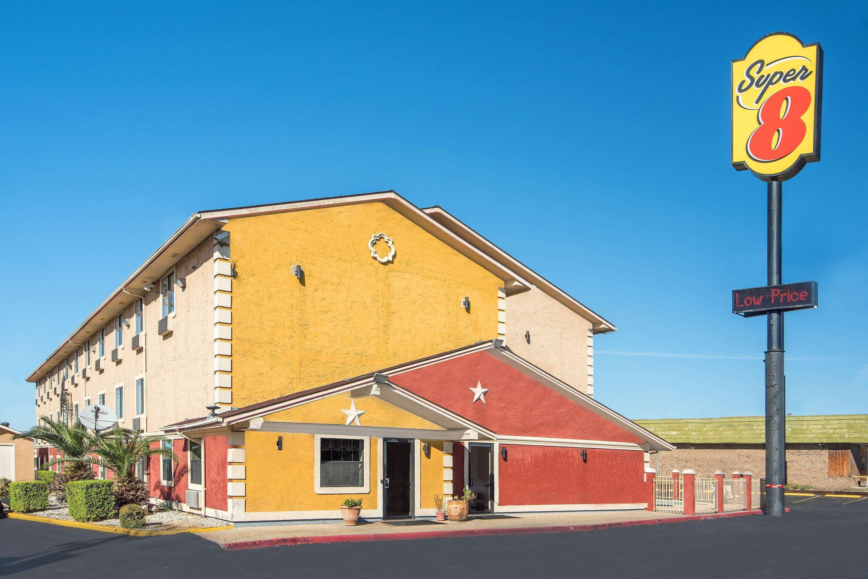 Super 8 By Wyndham San Antonio/I-35 North Hotel Exterior photo