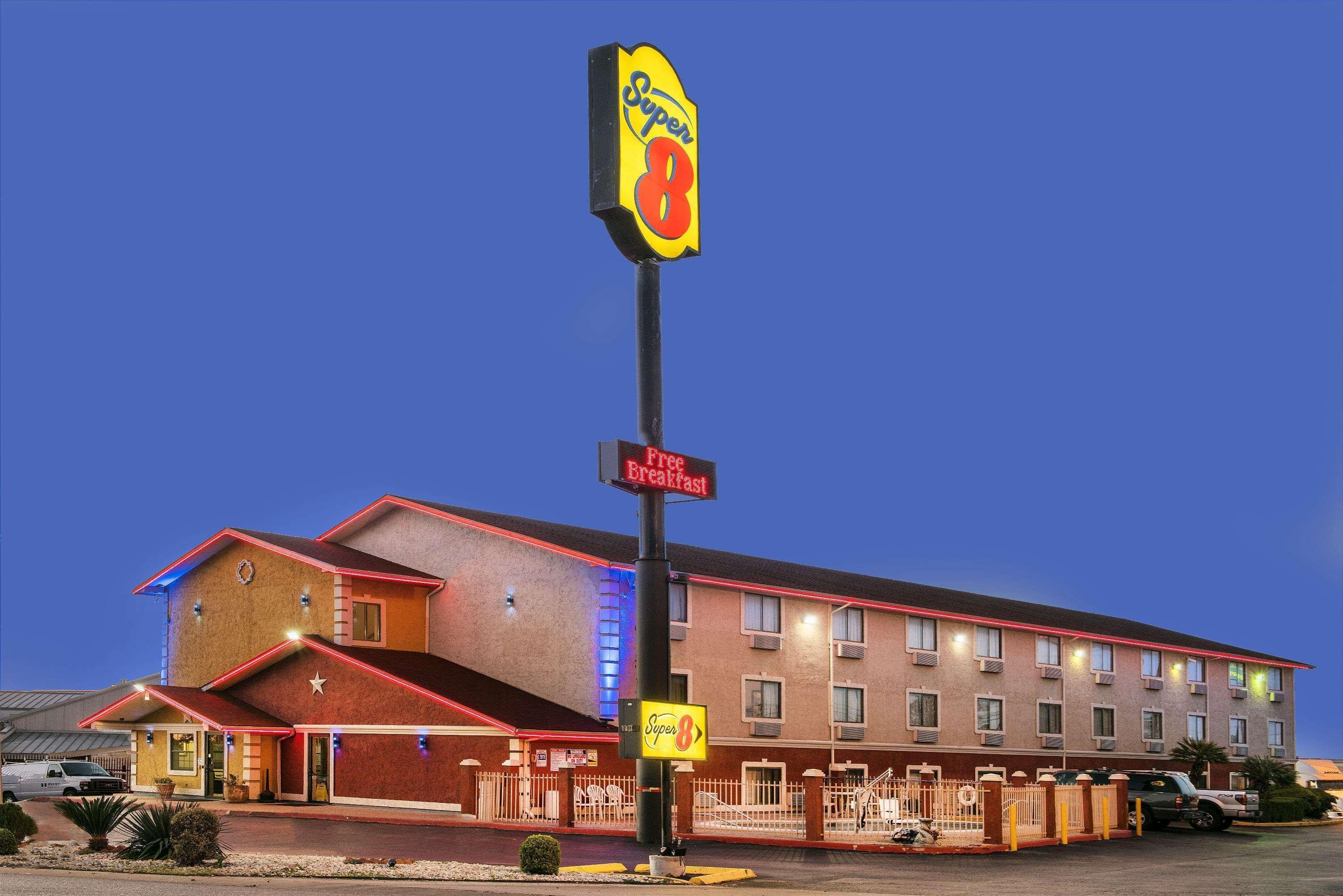 Super 8 By Wyndham San Antonio/I-35 North Hotel Exterior photo