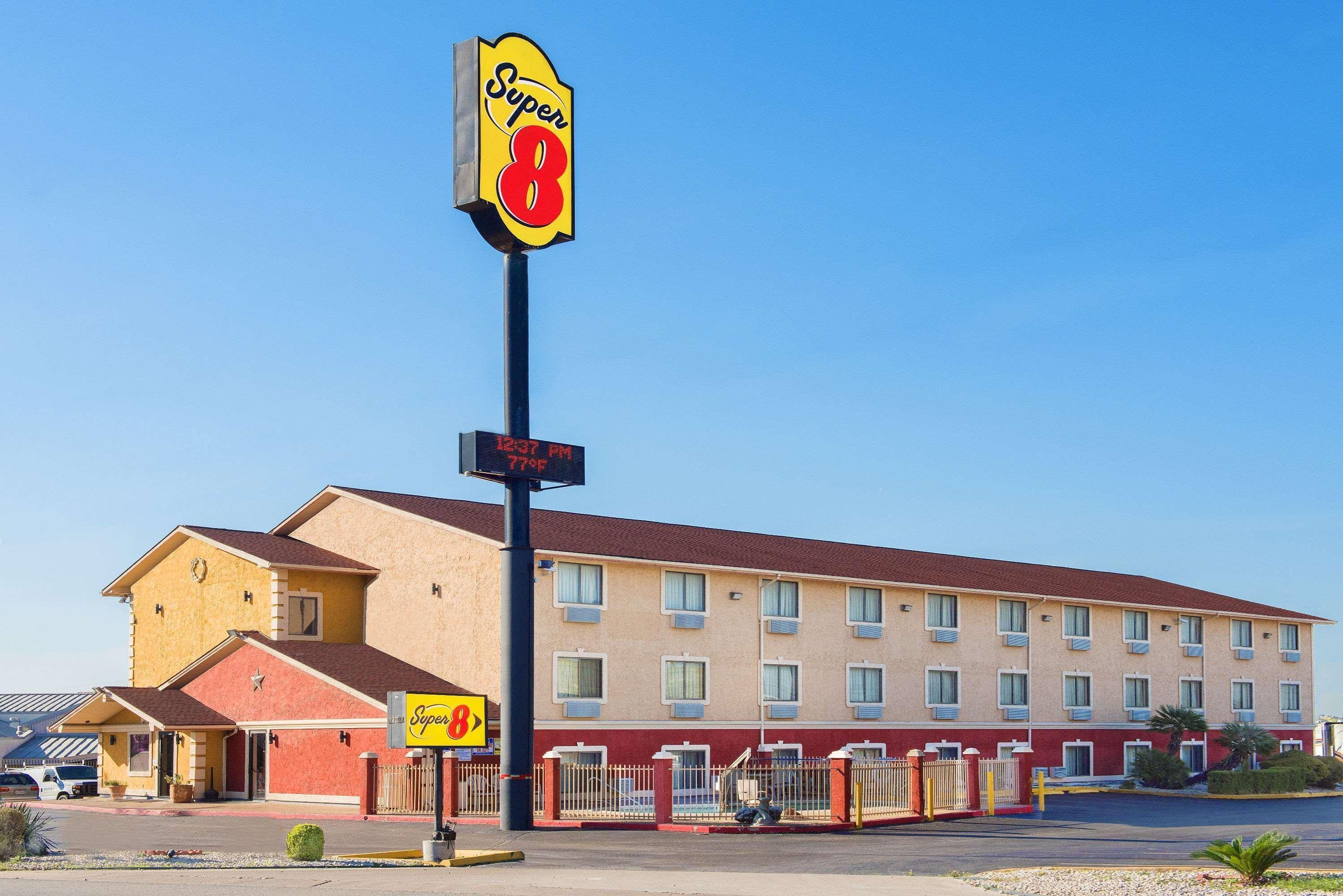 Super 8 By Wyndham San Antonio/I-35 North Hotel Exterior photo