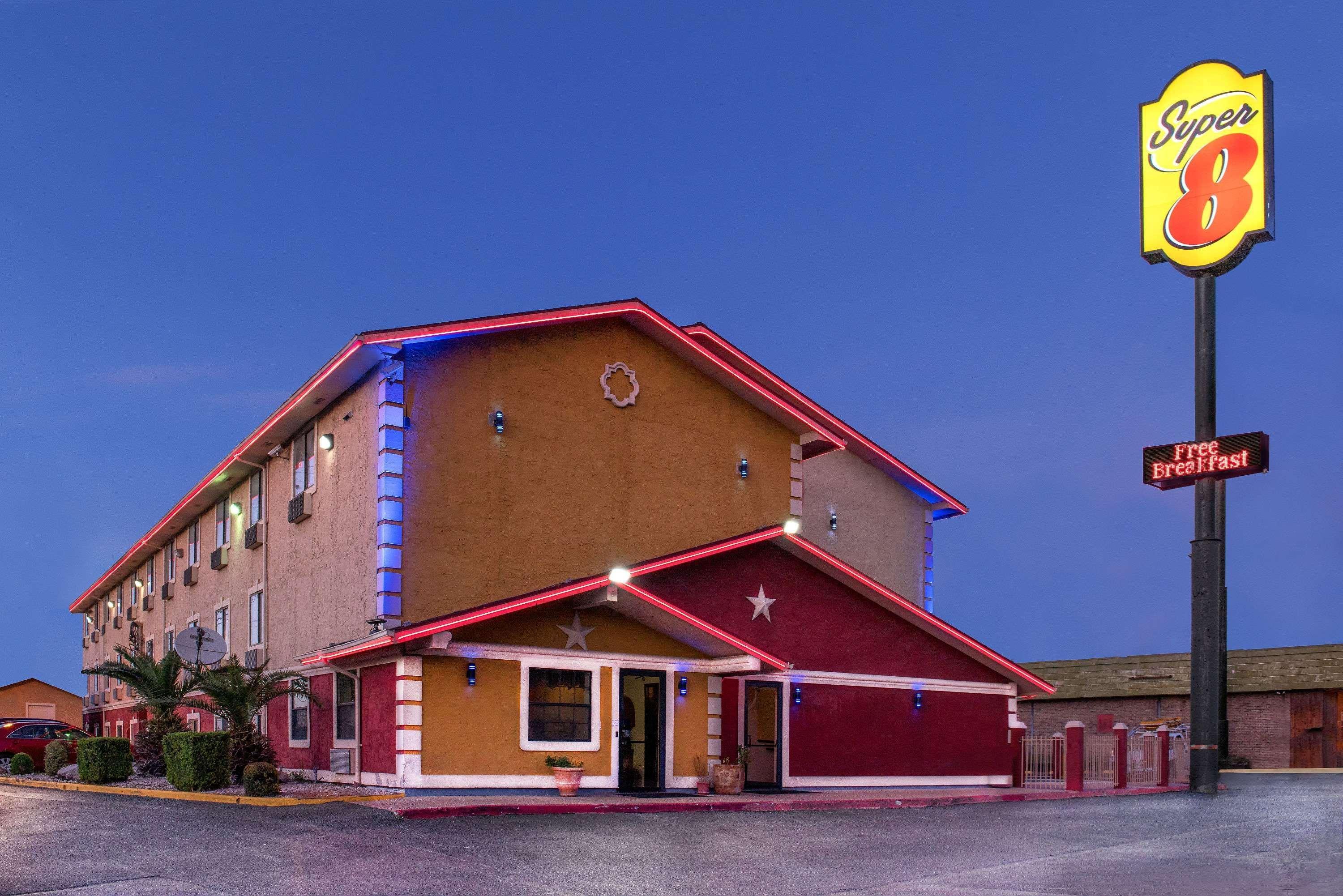 Super 8 By Wyndham San Antonio/I-35 North Hotel Exterior photo