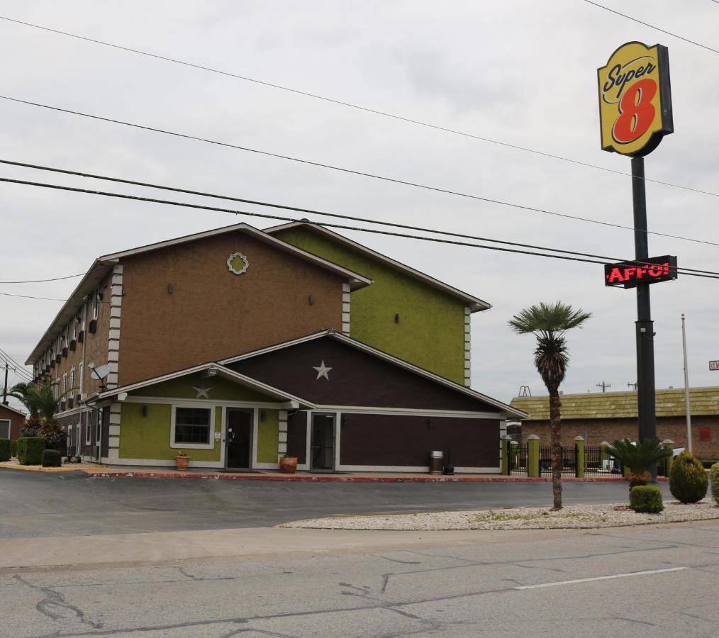 Super 8 By Wyndham San Antonio/I-35 North Hotel Exterior photo