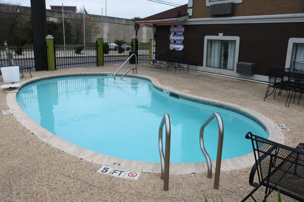 Super 8 By Wyndham San Antonio/I-35 North Hotel Exterior photo
