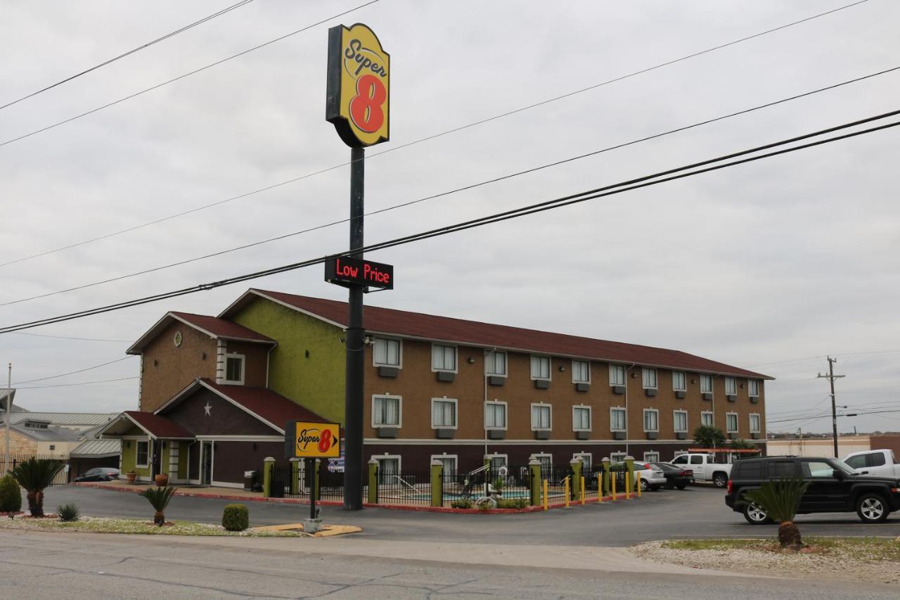 Super 8 By Wyndham San Antonio/I-35 North Hotel Exterior photo