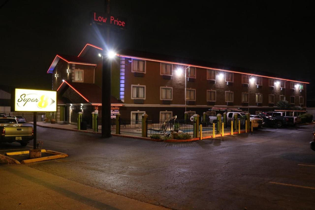 Super 8 By Wyndham San Antonio/I-35 North Hotel Exterior photo