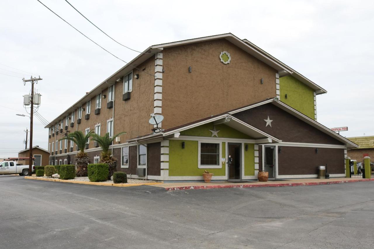 Super 8 By Wyndham San Antonio/I-35 North Hotel Exterior photo