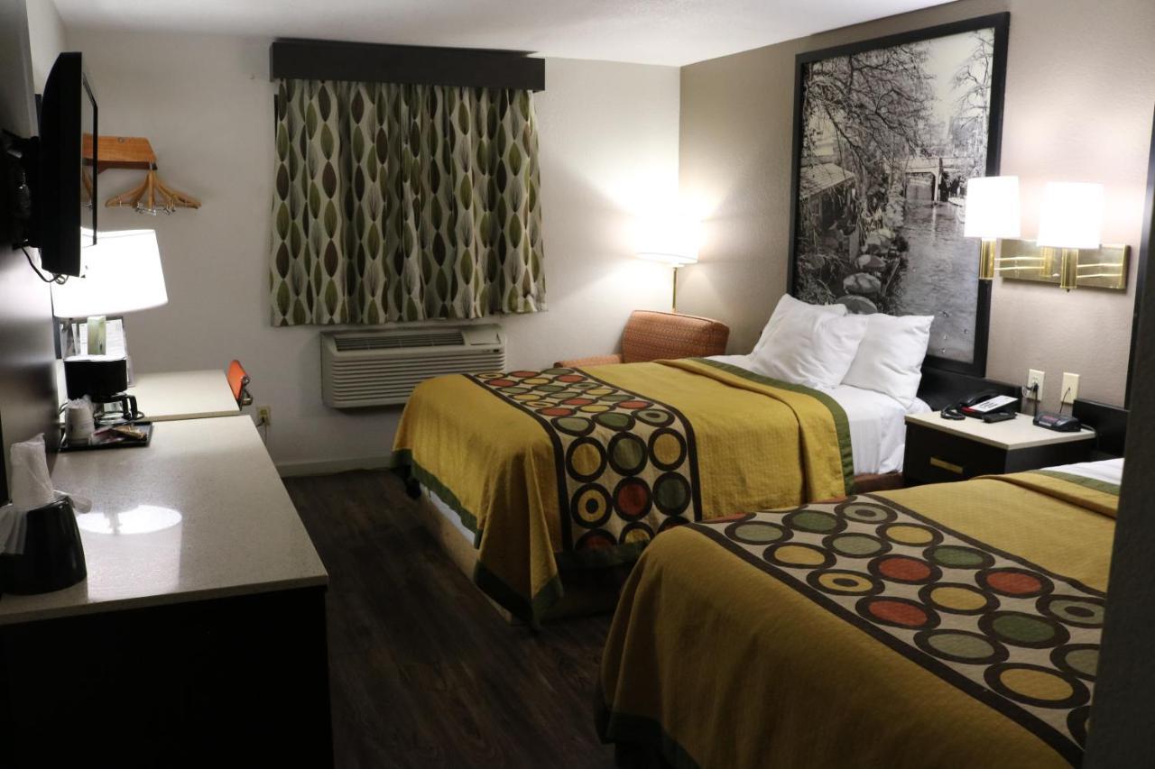 Super 8 By Wyndham San Antonio/I-35 North Hotel Exterior photo