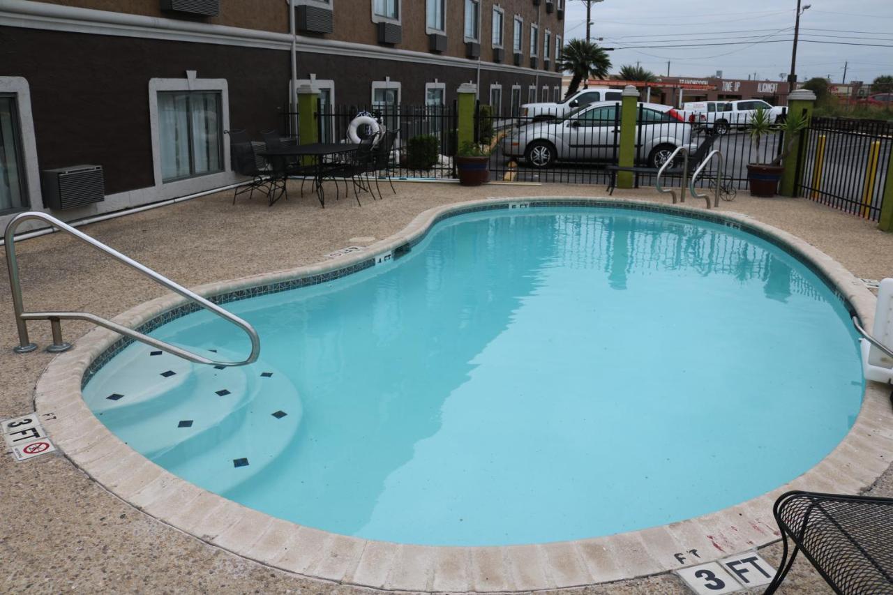 Super 8 By Wyndham San Antonio/I-35 North Hotel Exterior photo